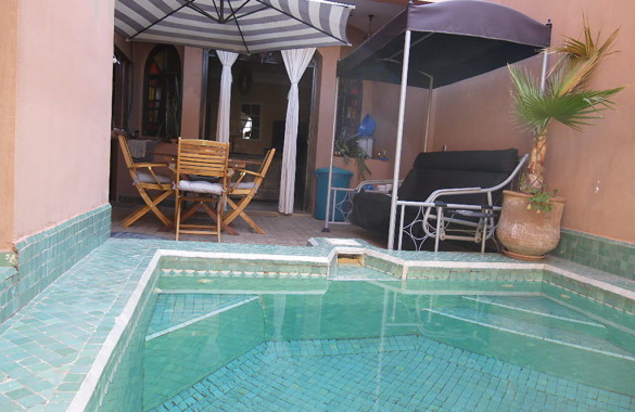 Apartment with pool