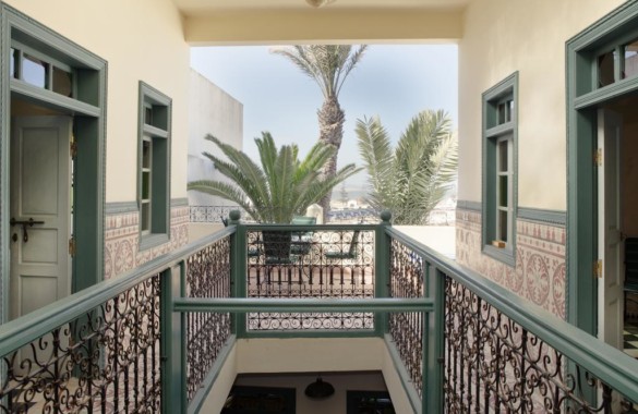 Riad atypique vue mer, avec bassin et jardin aux pieds des remparts