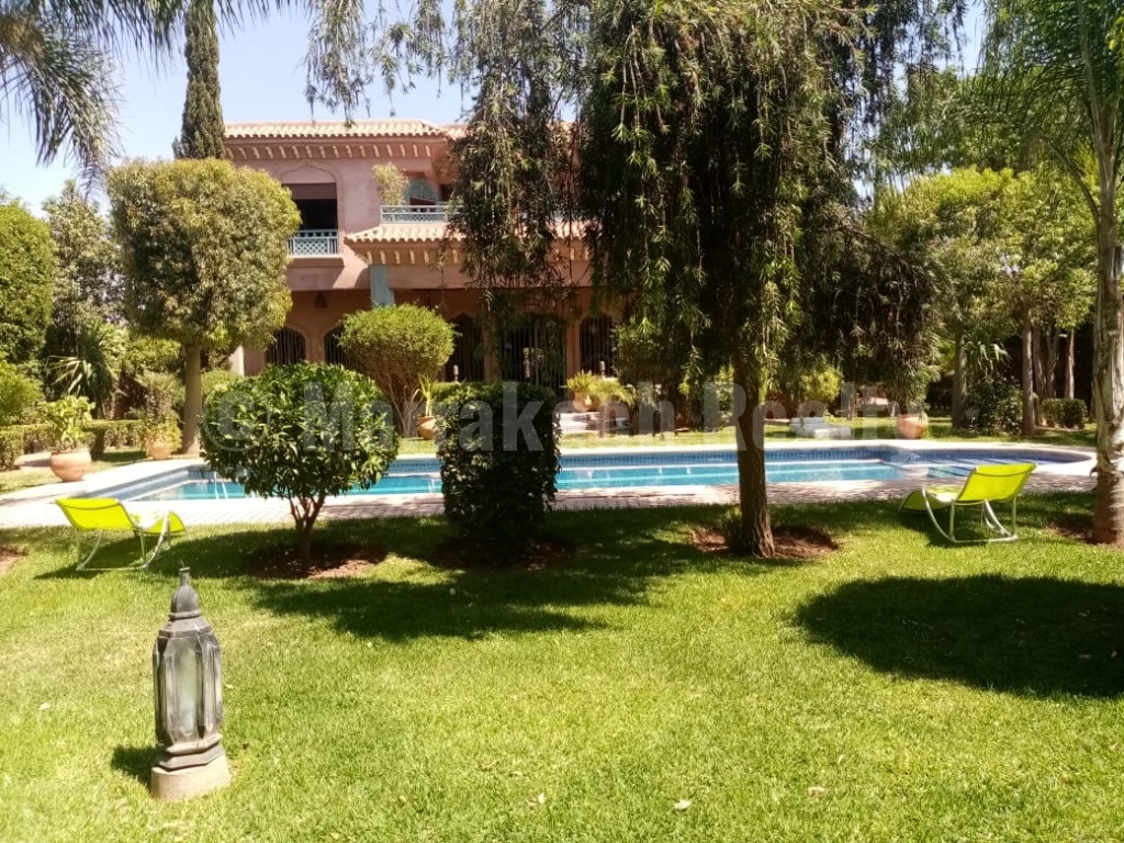 A louer, magnifique villa de 4 chambres a deux pas du centre ville