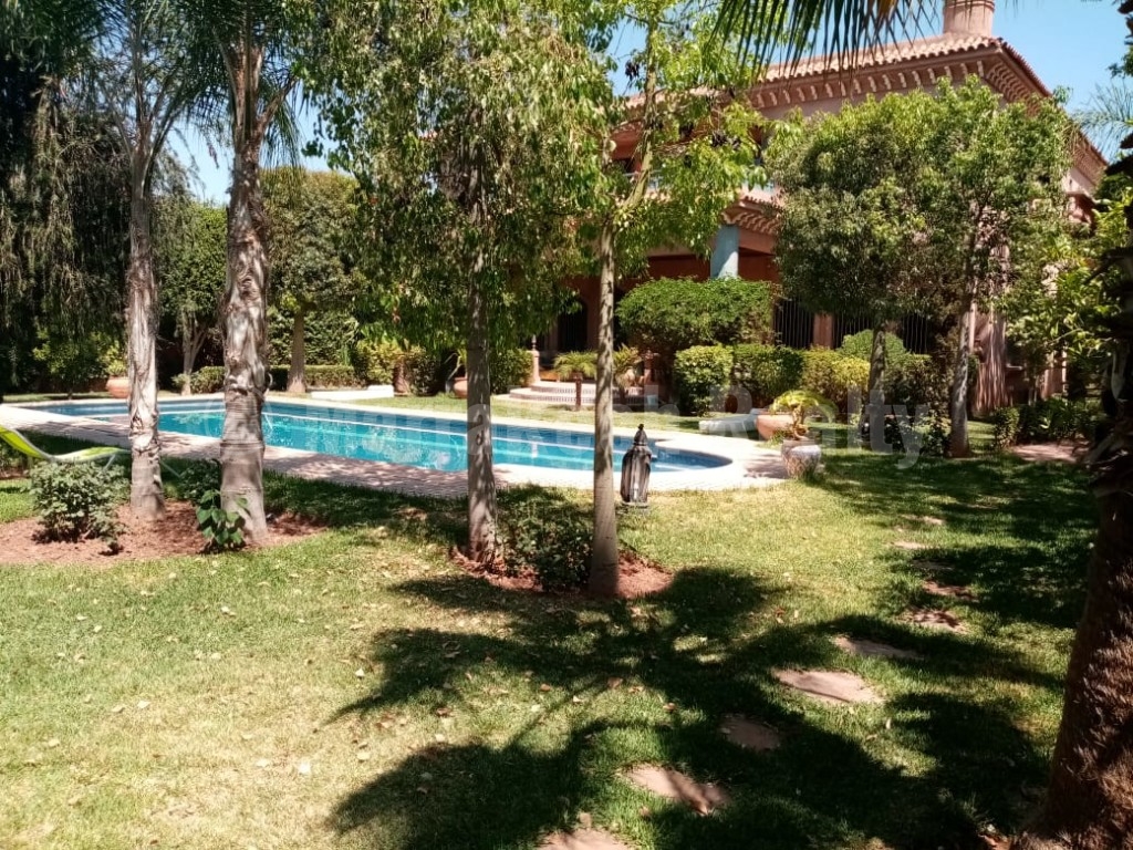 A louer, magnifique villa de 4 chambres a deux pas du centre ville