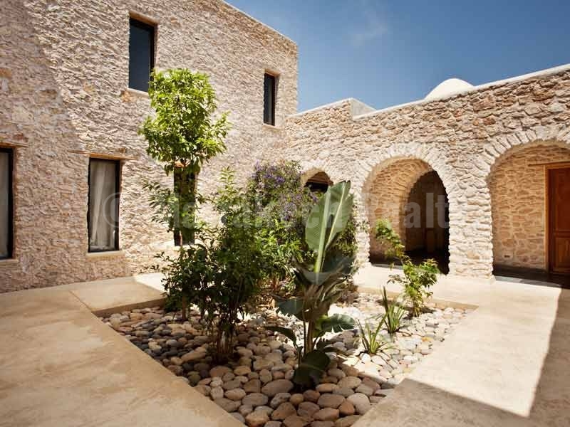 Magnifique maison d’hôte à vendre, à 900 m de la plage