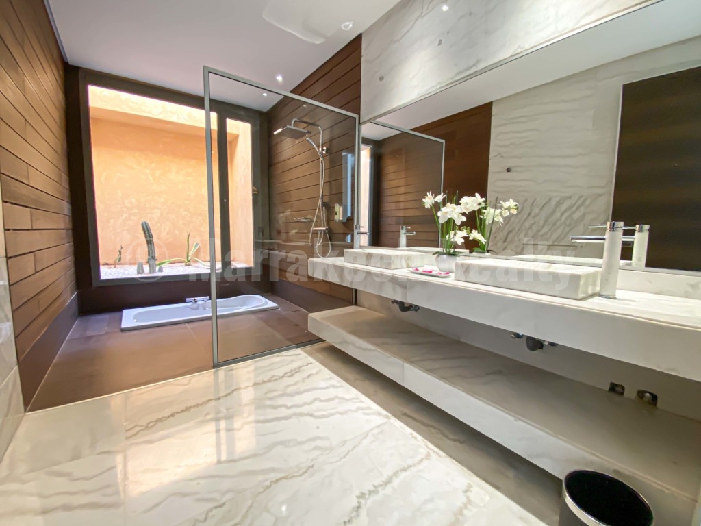 This contemporary 4 bedroom luxury villa just hit the market