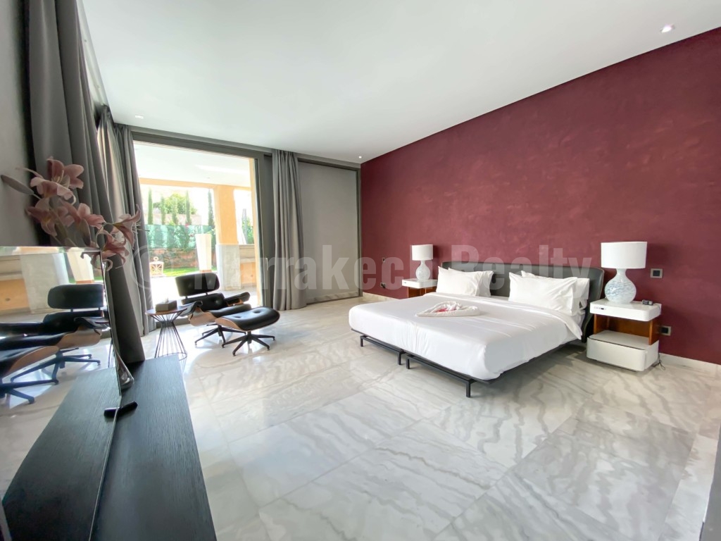 This contemporary 4 bedroom luxury villa just hit the market