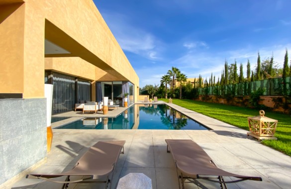 This contemporary 4 bedroom luxury villa just hit the market