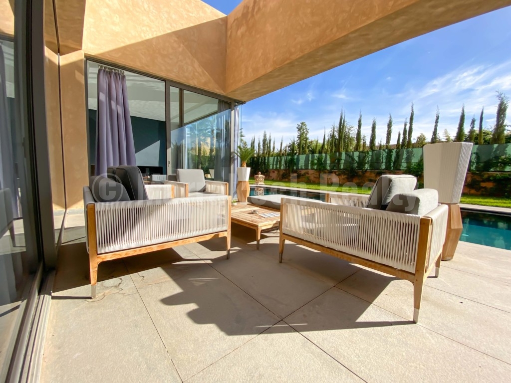 This contemporary 4 bedroom luxury villa just hit the market