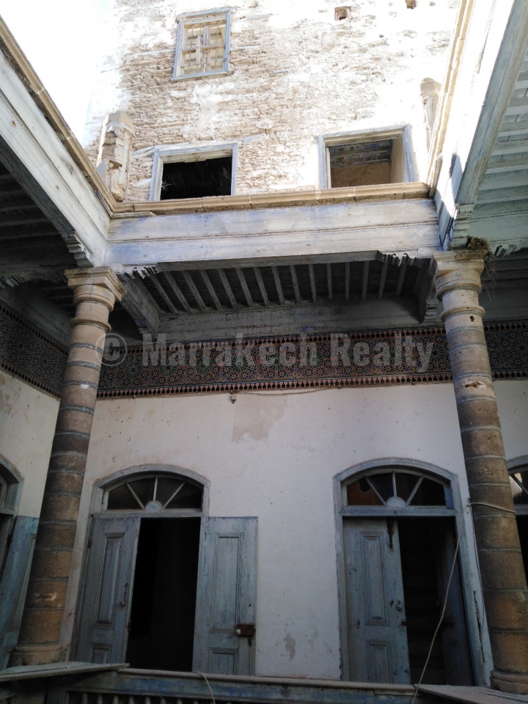 Sizeable Riad with seaviews to restore: huge potential !
