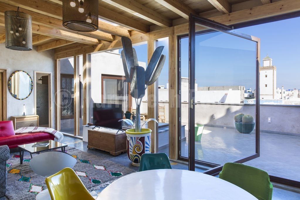 This stunning 3 bedroom penthouse with awesome seaviews just hit the market