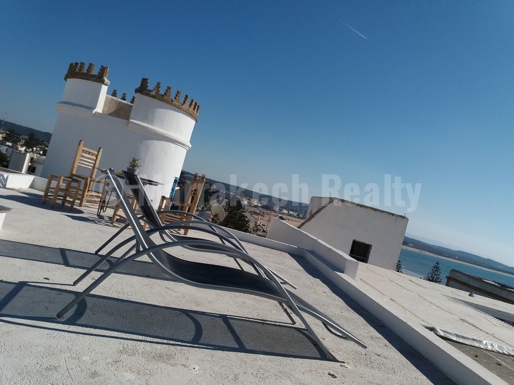 This stunning 3 bedroom penthouse with awesome seaviews just hit the market