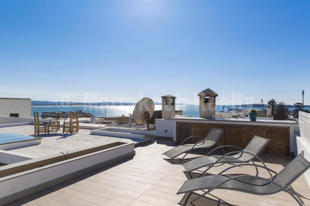 This stunning 3 bedroom penthouse with awesome seaviews just hit the market