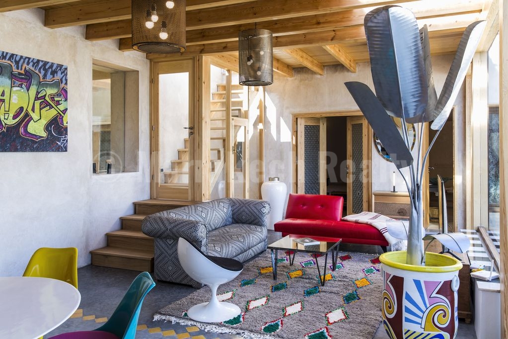 This stunning 3 bedroom penthouse with awesome seaviews just hit the market