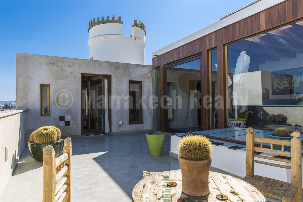 This stunning 3 bedroom penthouse with awesome seaviews just hit the market