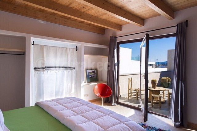 This stunning 3 bedroom penthouse with awesome seaviews just hit the market