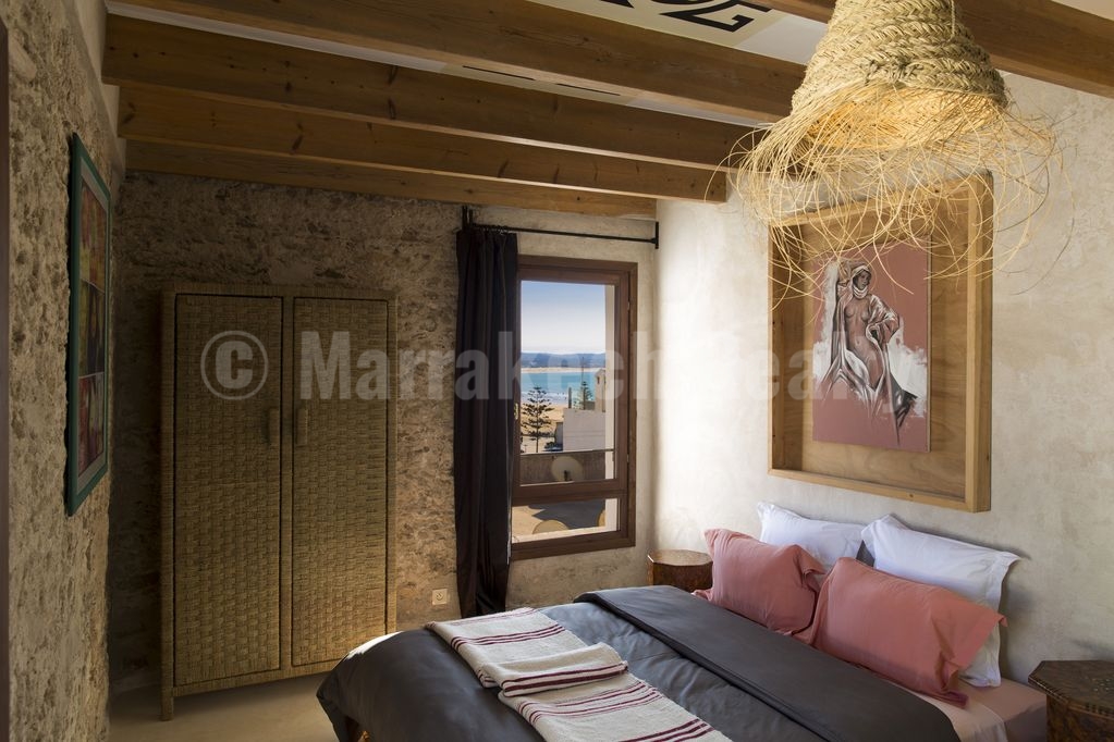 This stunning 3 bedroom penthouse with awesome seaviews just hit the market