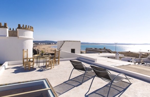 This stunning 3 bedroom penthouse with awesome seaviews just hit the market