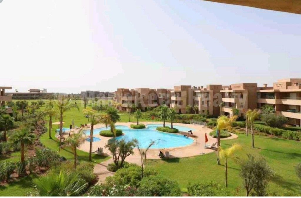 Long term rental : this 2 bedroom apartment in a gated community with golf course