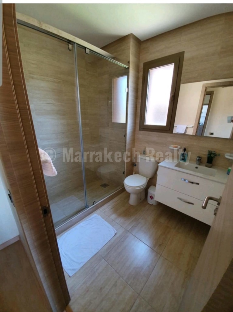 Long term rental : this 2 bedroom apartment in a gated community with golf course