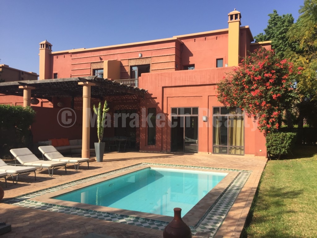 Jolie villa de 3 chambres à louer en longue durée dans une résidence golfique