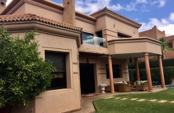 Luxury 4 bedroom villa for sale in an exclusive golf complex