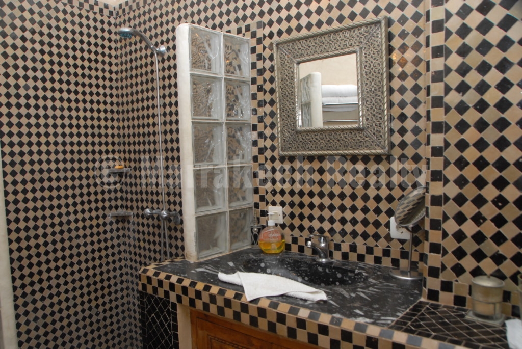 Belle opportunité pour cette Maison d’Hôtes de 11 chambres avec accès devant la porte