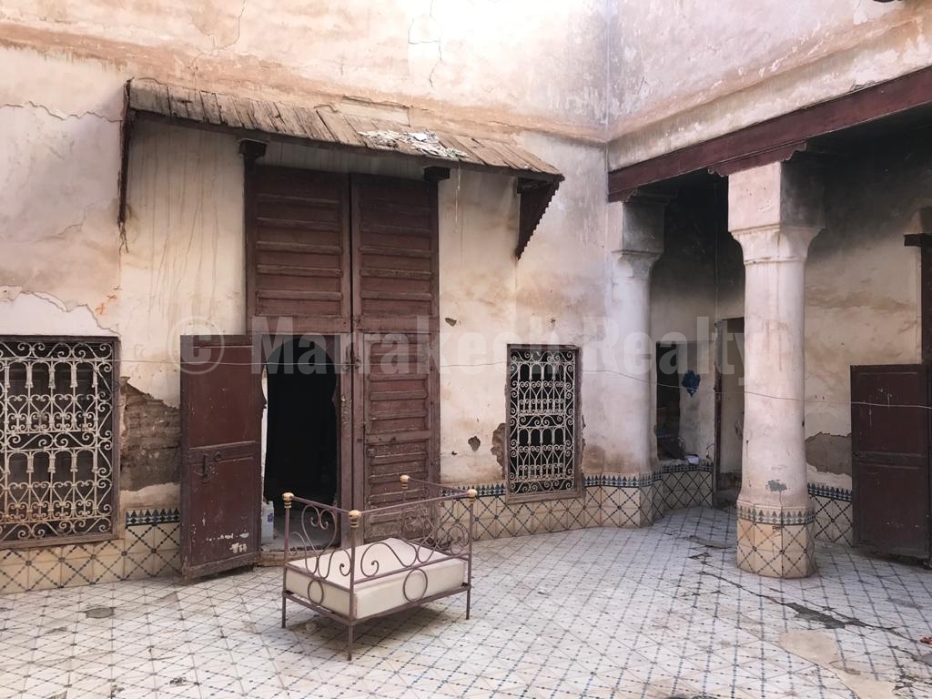 Ancient Riad to renovate with prime location : great potential