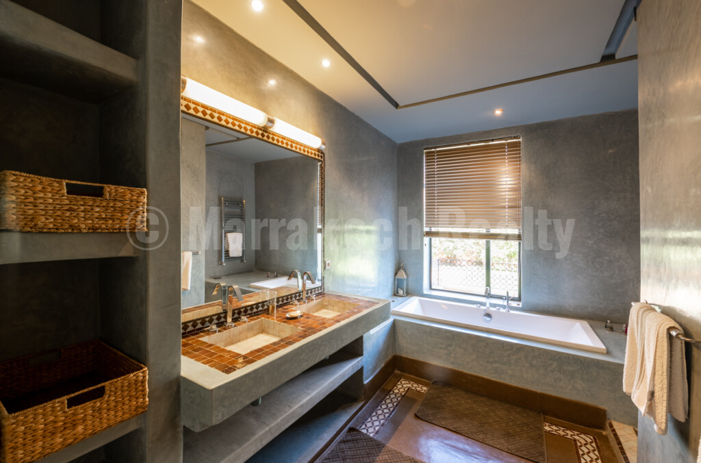 Luxury 5 bedroom villa on the a prestigious golf course