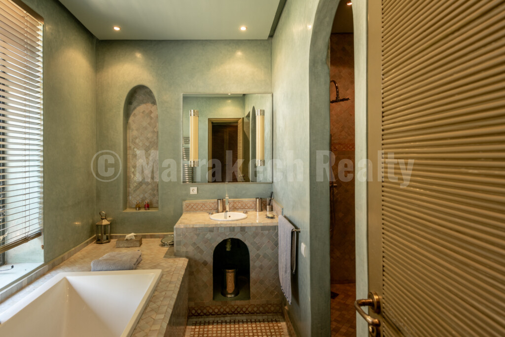 Luxury 5 bedroom villa on the a prestigious golf course