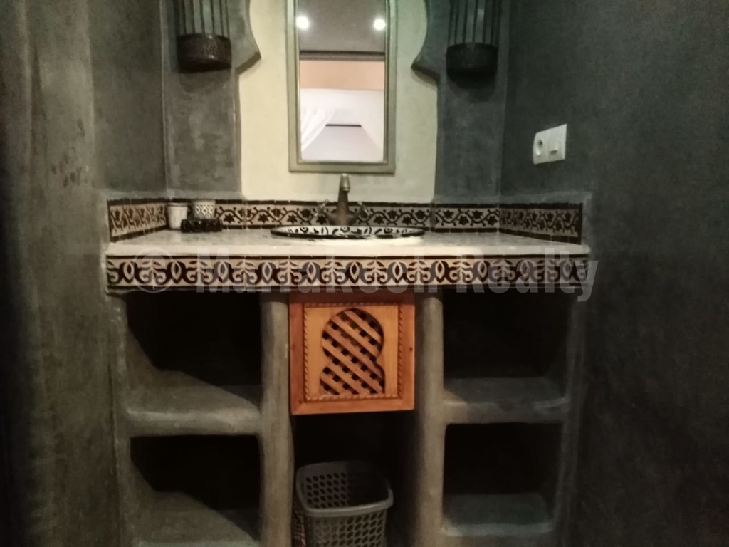 Sweet 6 bedroom Guest-House Riad in the Medina: just up for sale