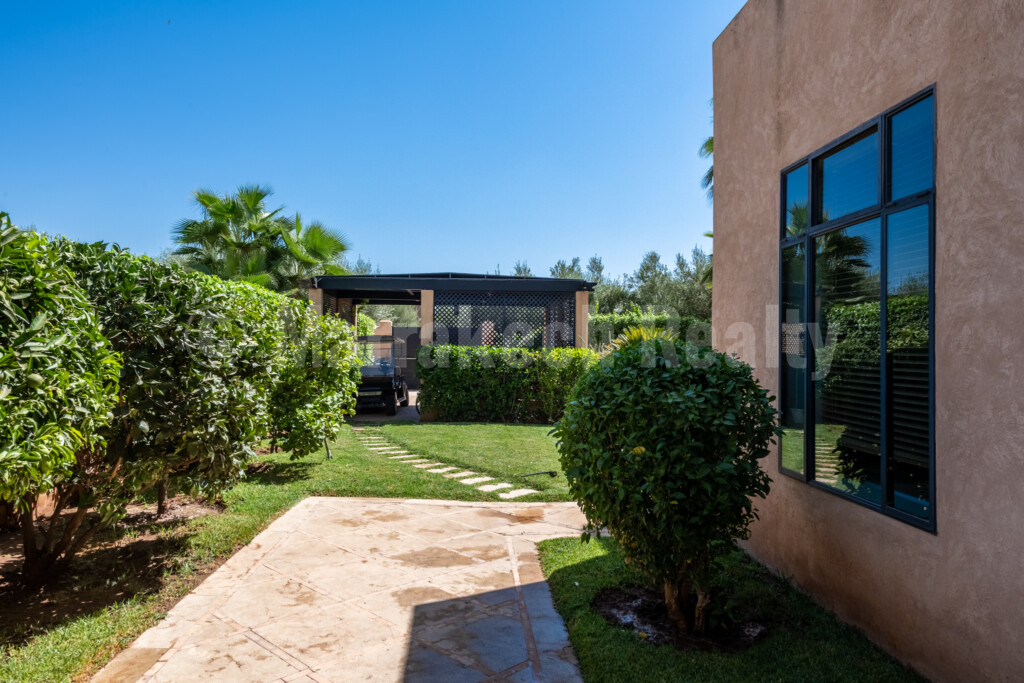 Luxury 5 bedroom villa on the a prestigious golf course