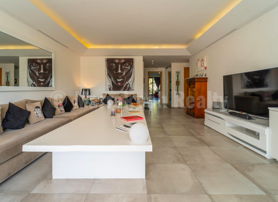 Unique contemporary 2 bedroom apartment with awesome views