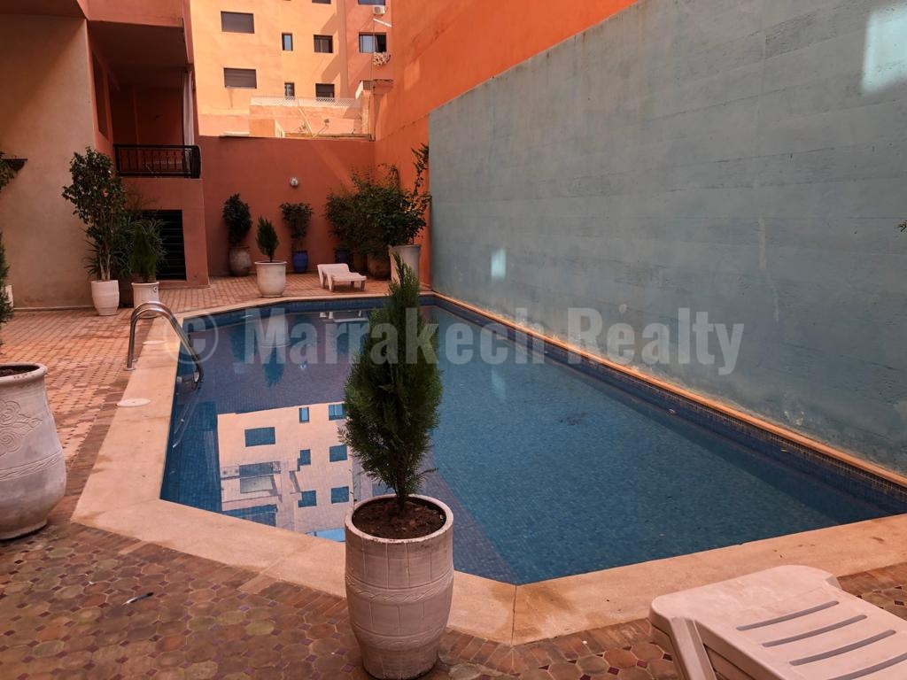 Bel appartement avec piscine à vendre dans le centre-ville