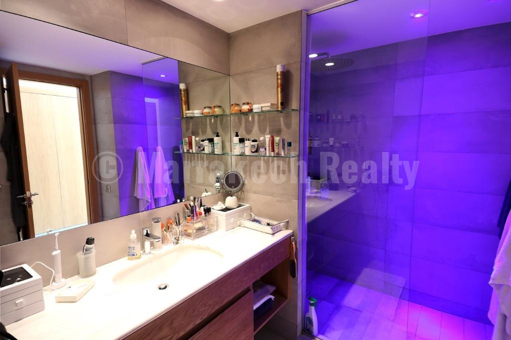 Unique contemporary 2 bedroom apartment with awesome views