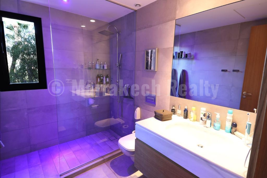 Unique contemporary 2 bedroom apartment with awesome views
