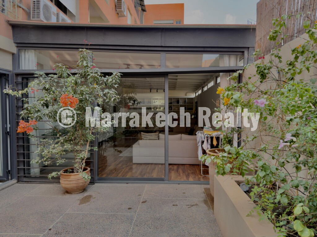Beautiful 3 bedroom apartment with large terrace