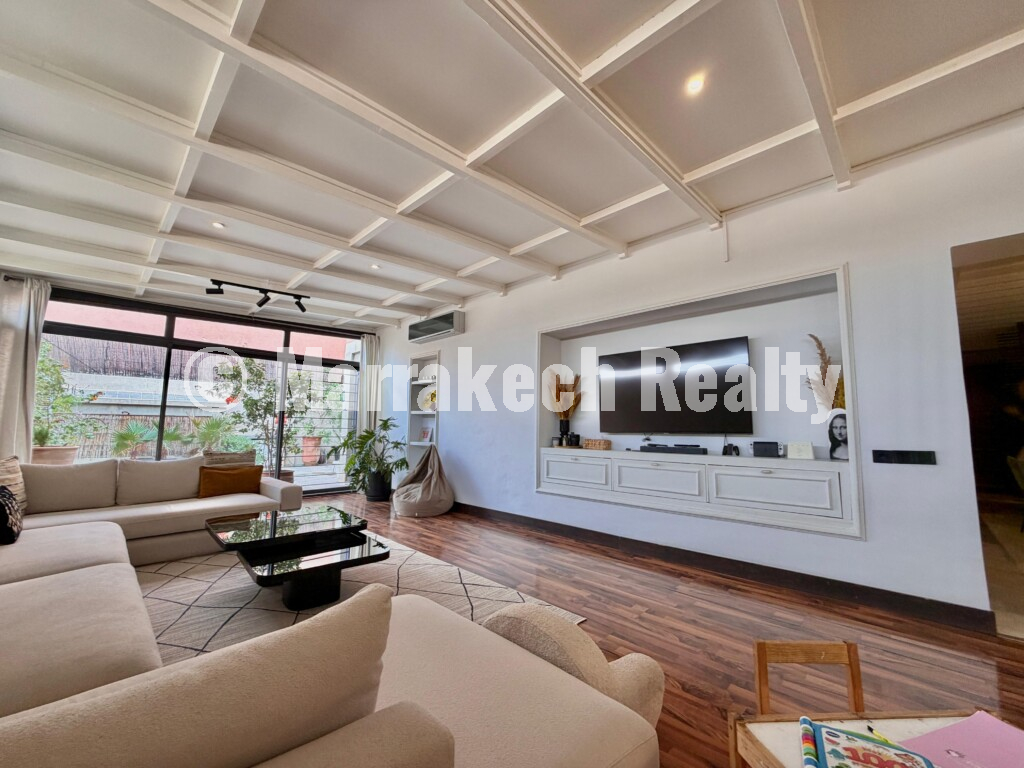 Beautiful 3 bedroom apartment with large terrace