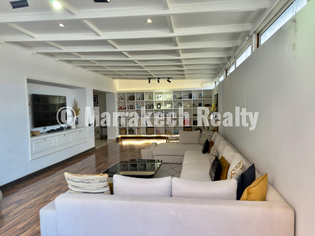 Beautiful 3 bedroom apartment with large terrace
