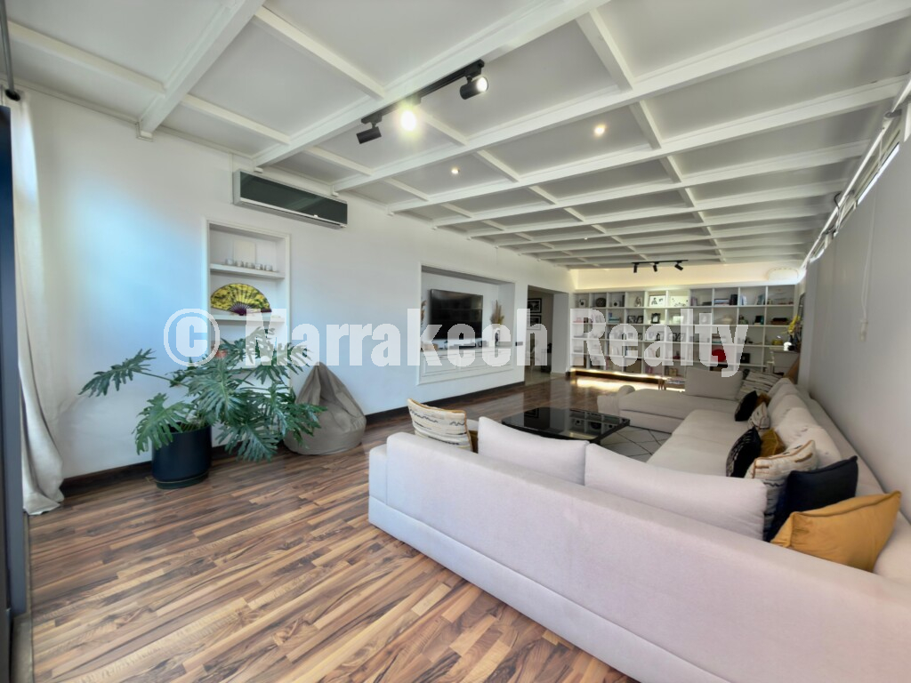 Beautiful 3 bedroom apartment with large terrace
