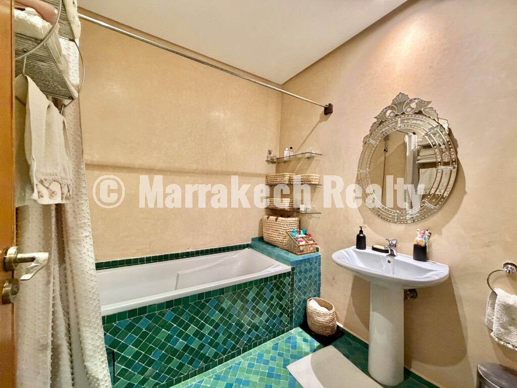 Beautiful 3 bedroom apartment with large terrace