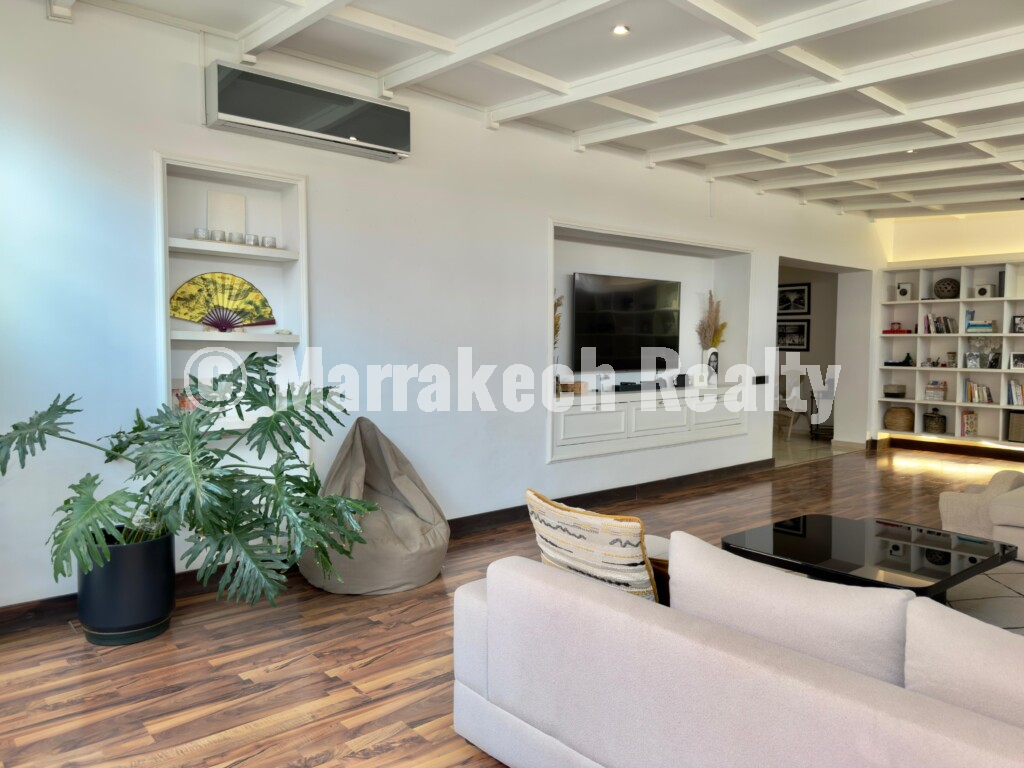 Beautiful 3 bedroom apartment with large terrace