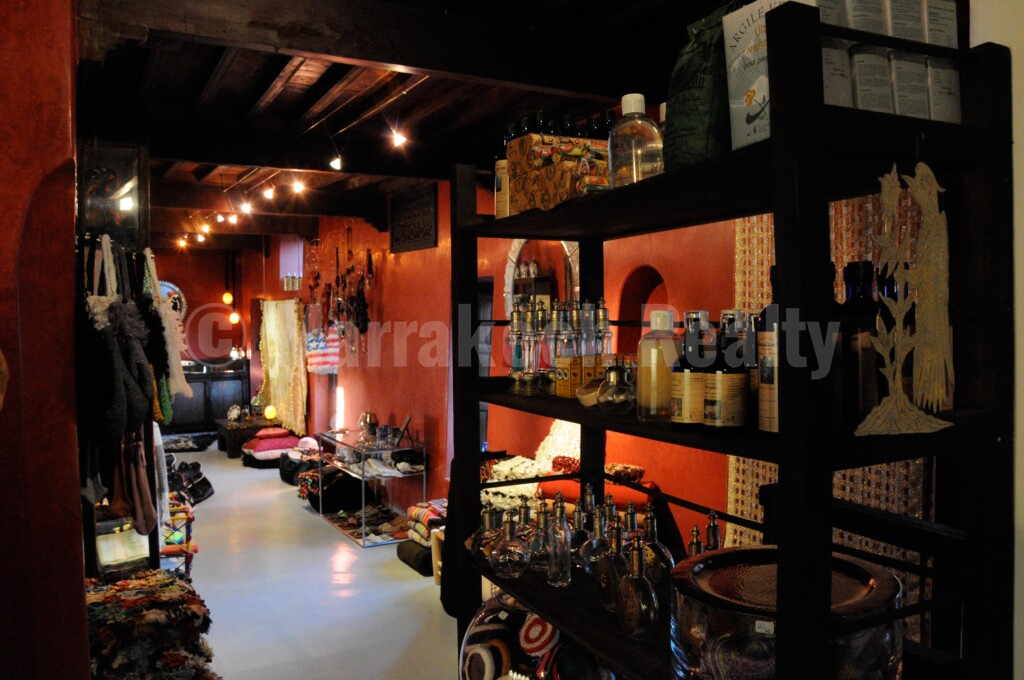 Lovely first floor shop with terrace and prime location