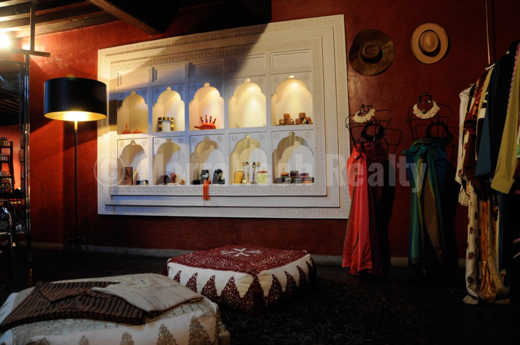 Lovely first floor shop with terrace and prime location