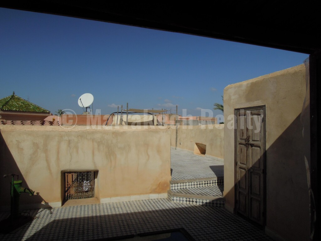 Lovely first floor shop with terrace and prime location