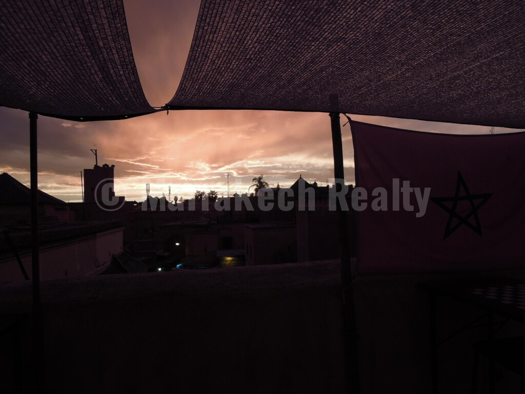 Lovely first floor shop with terrace and prime location