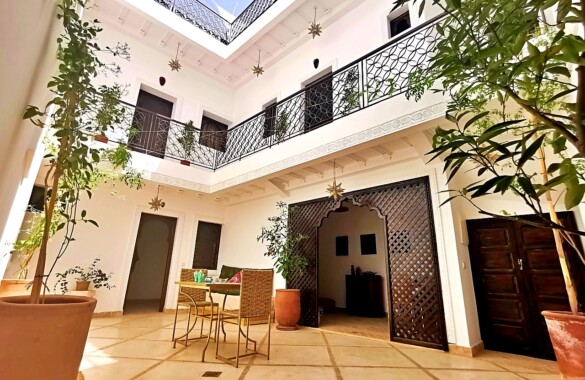 Sweet pristine 4 bedroom renovated Riad with prime location
