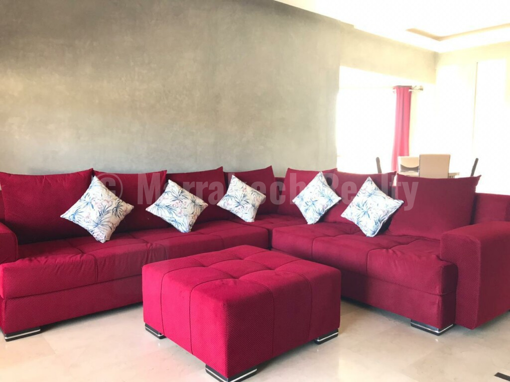 An elegant apartment in the heart of a secure residence with swimming pool, close to the city center.