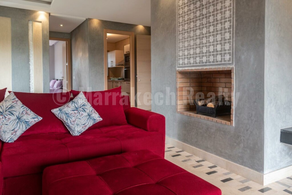 An elegant apartment in the heart of a secure residence with swimming pool, close to the city center.