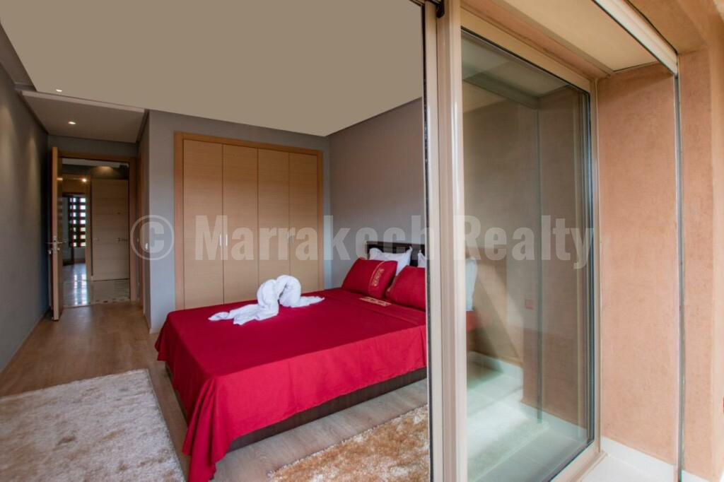 An elegant apartment in the heart of a secure residence with swimming pool, close to the city center.