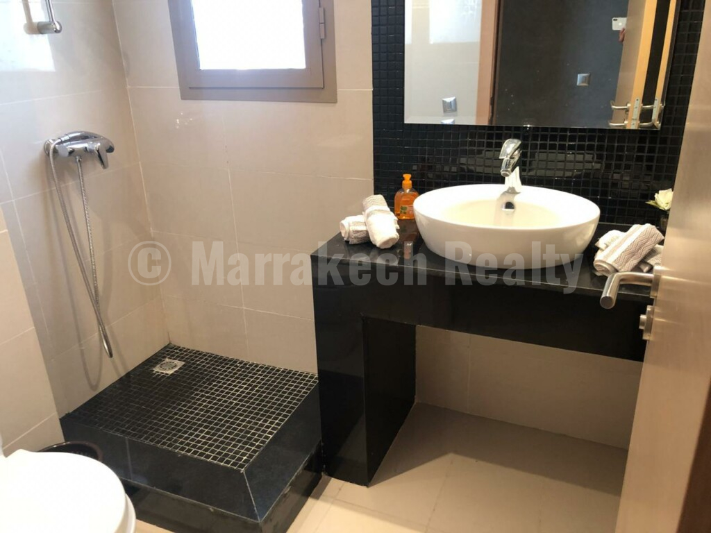 A spacious apartment in the heart of a secure residence with swimming pool, near the city center.