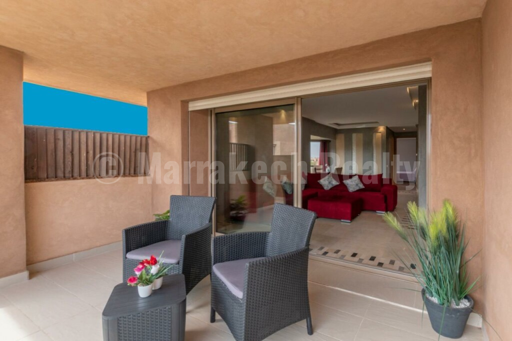 An elegant apartment in the heart of a secure residence with swimming pool, close to the city center.