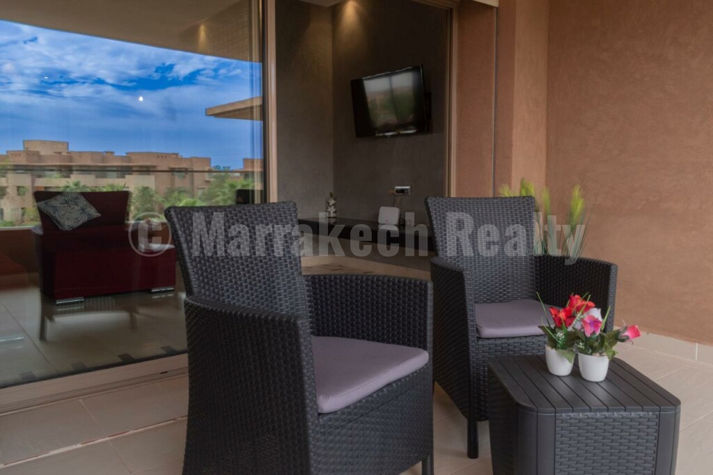 An elegant apartment in the heart of a secure residence with swimming pool, close to the city center.