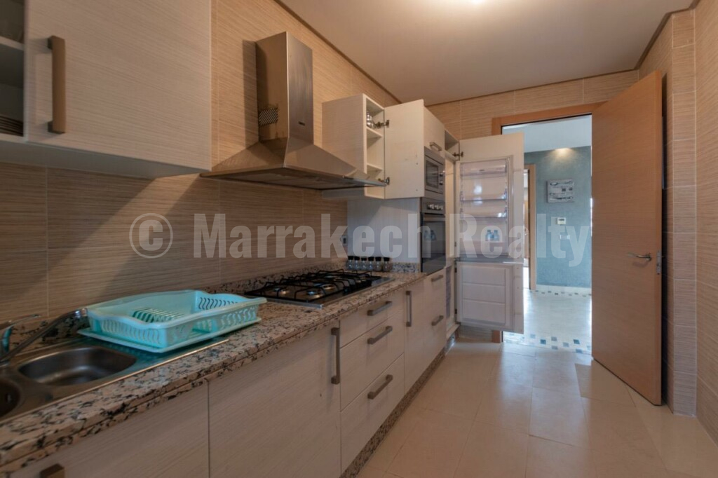 An elegant apartment in the heart of a secure residence with swimming pool, close to the city center.